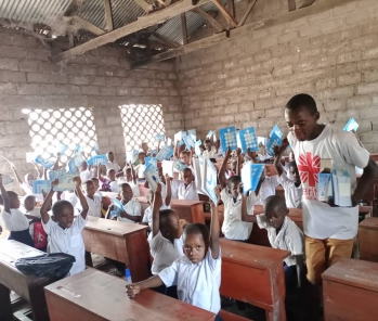 Distribution des fournitures scolaires dans 50 écoles